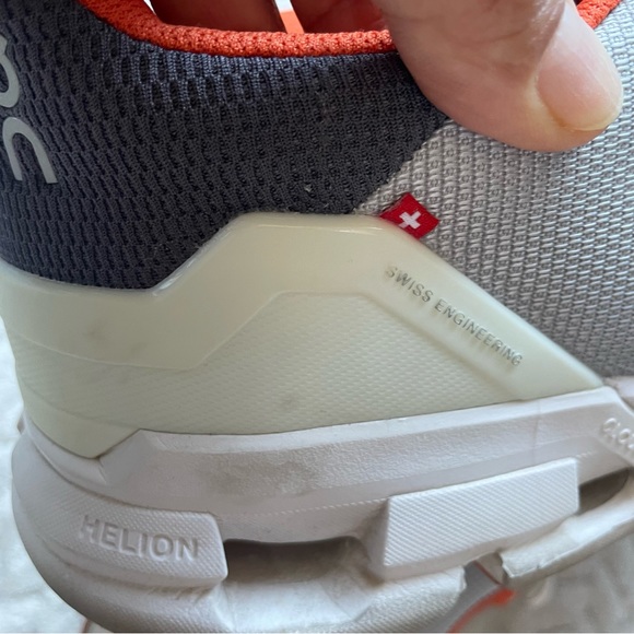 On and Cloud Shoes - Picture 4 of 8